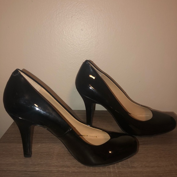 Kelly & Katie Black Heels - Picture 4 of 6